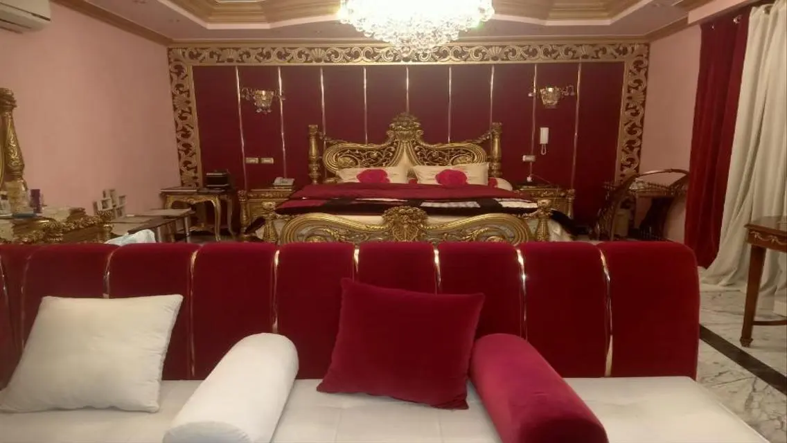 فيلا فاخره بحمام سباحه بموقع متميز فى غرب سوميد