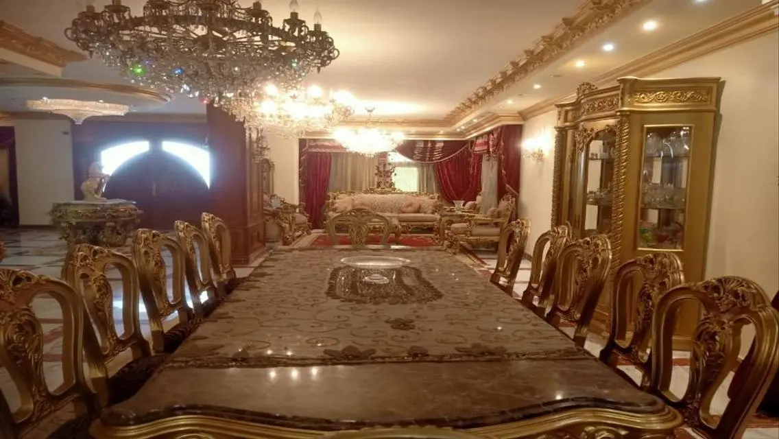 فيلا فاخره بحمام سباحه بموقع متميز فى غرب سوميد