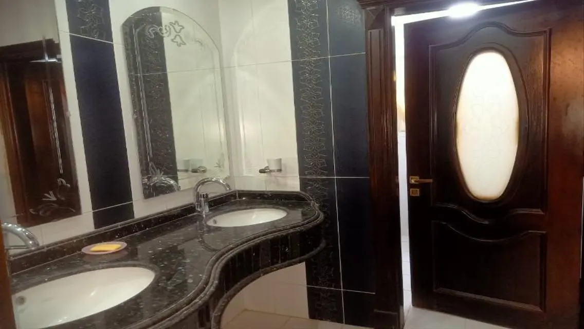 فيلا فاخره بحمام سباحه بموقع متميز فى غرب سوميد