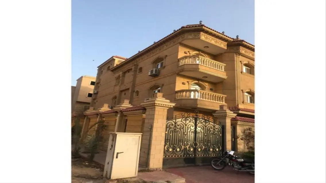 فيلا فاخره بحمام سباحه بموقع متميز فى غرب سوميد