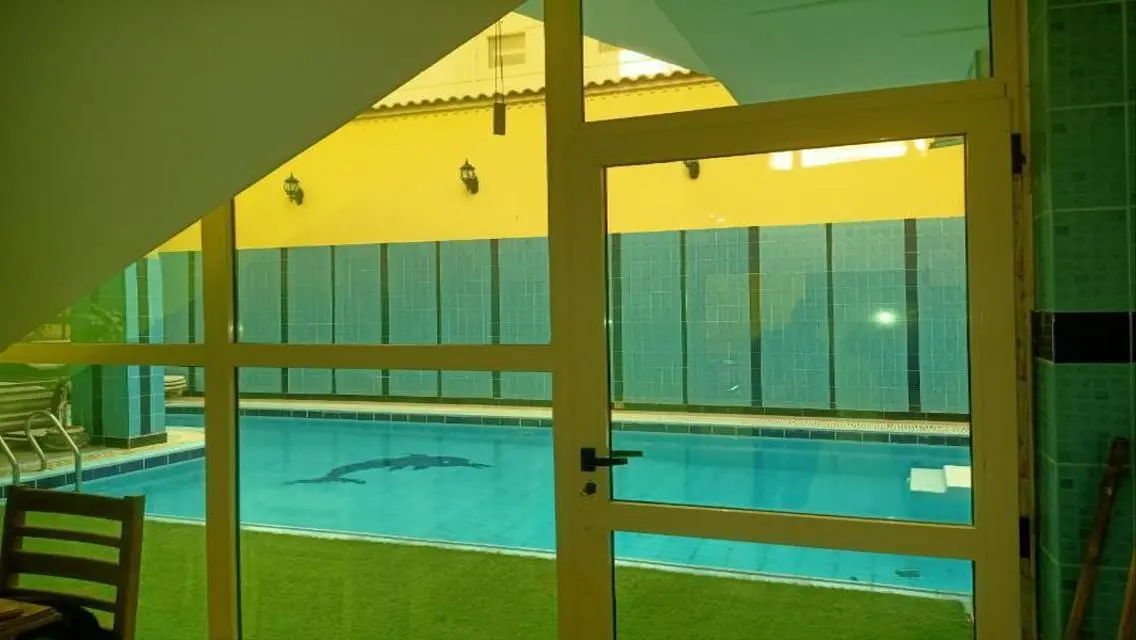 فيلا فاخره بحمام سباحه بموقع متميز فى غرب سوميد