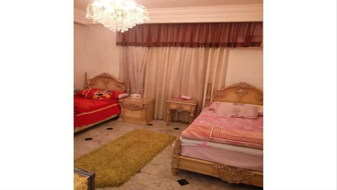 فيلا فاخره بحمام سباحه بموقع متميز فى غرب سوميد