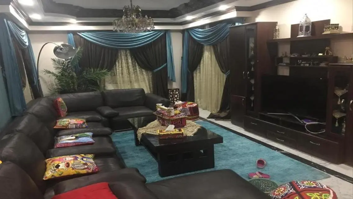 فيلا فاخره بحمام سباحه بموقع متميز فى غرب سوميد