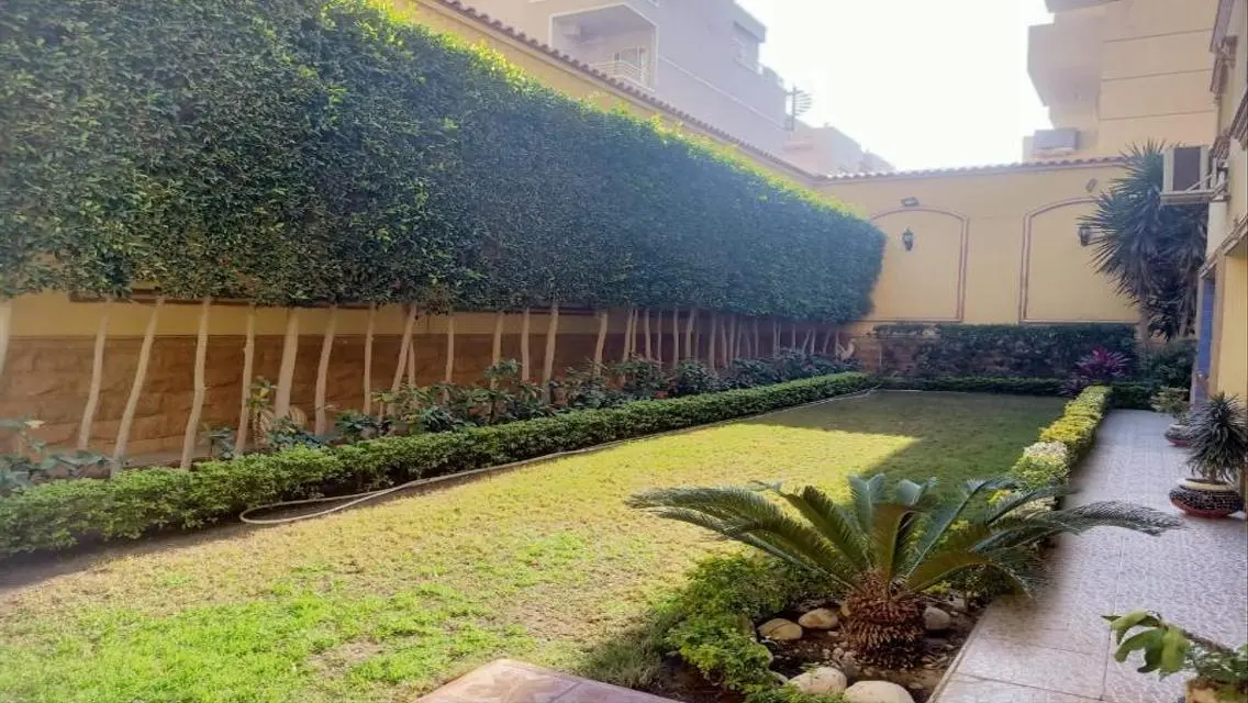 فيلا فاخره بحمام سباحه بموقع متميز فى غرب سوميد
