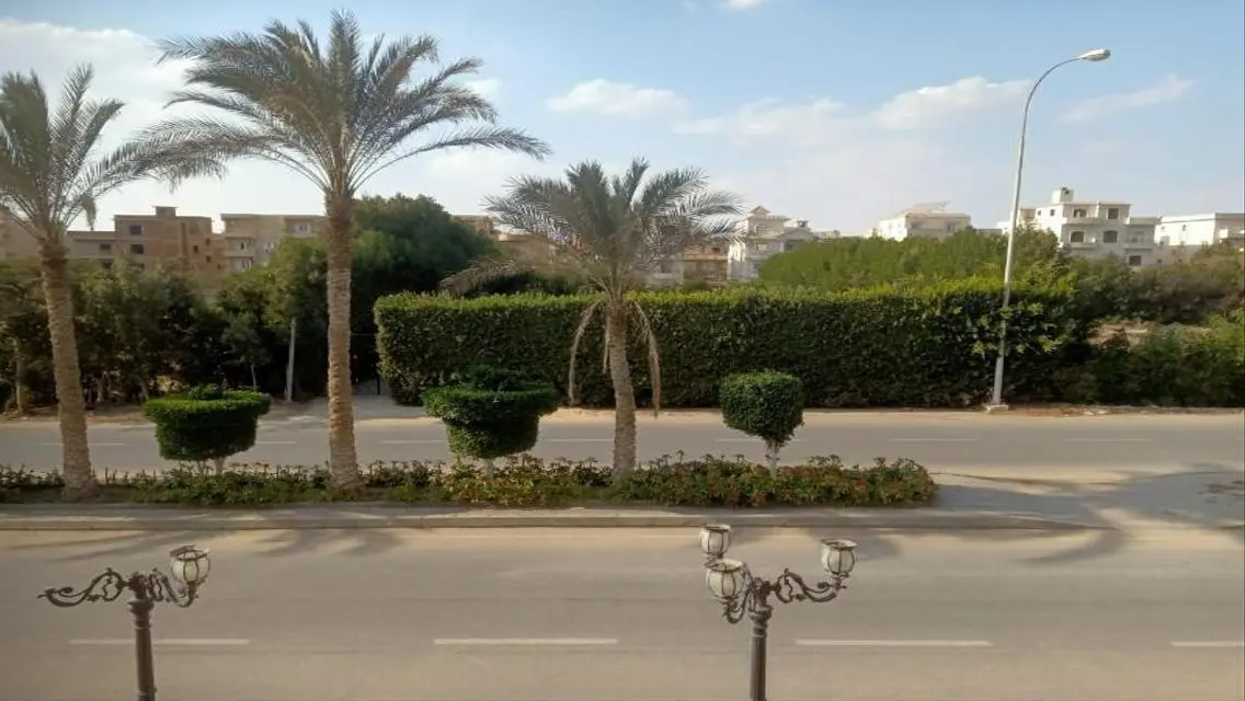 فيلا فاخره بحمام سباحه بموقع متميز فى غرب سوميد