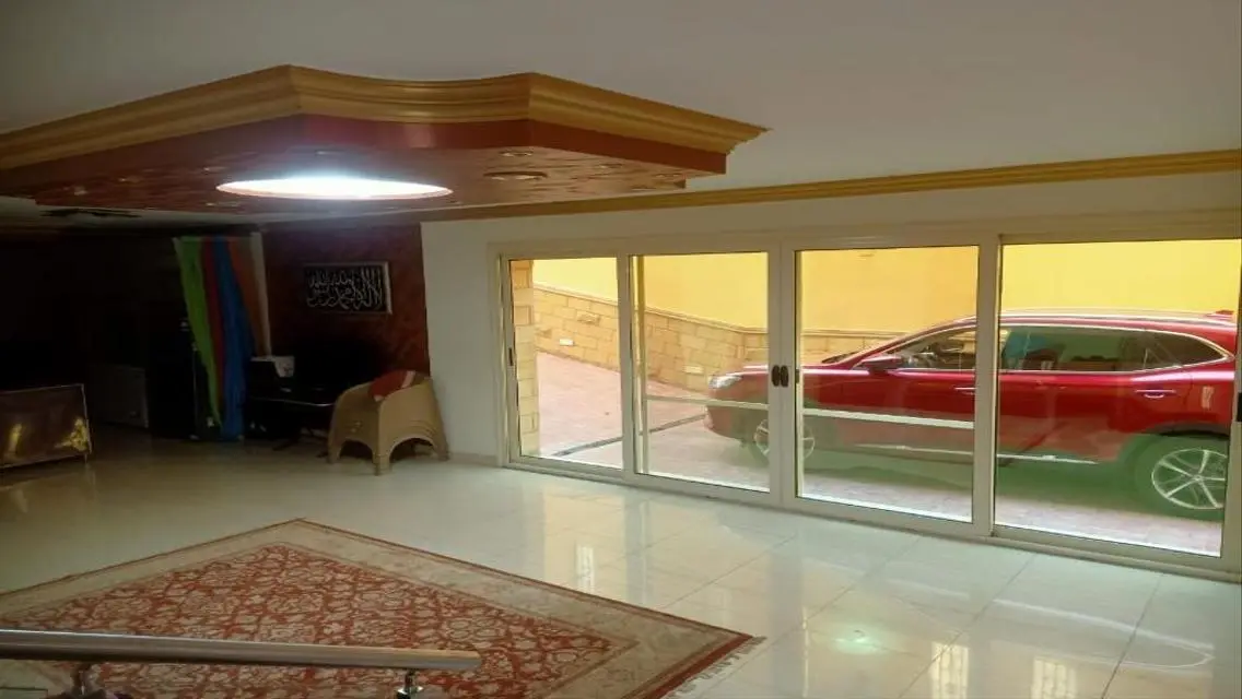 فيلا فاخره بحمام سباحه بموقع متميز فى غرب سوميد