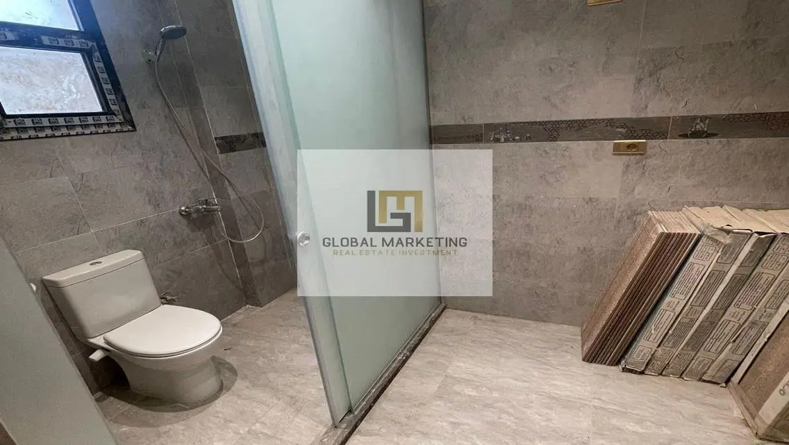 دوبلكس بجاردن للايجار مطبخ وتكييفات كمبوند ايستاون