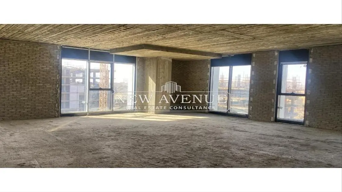 Corner office 135m at Hyde Park New Cairo - Rent