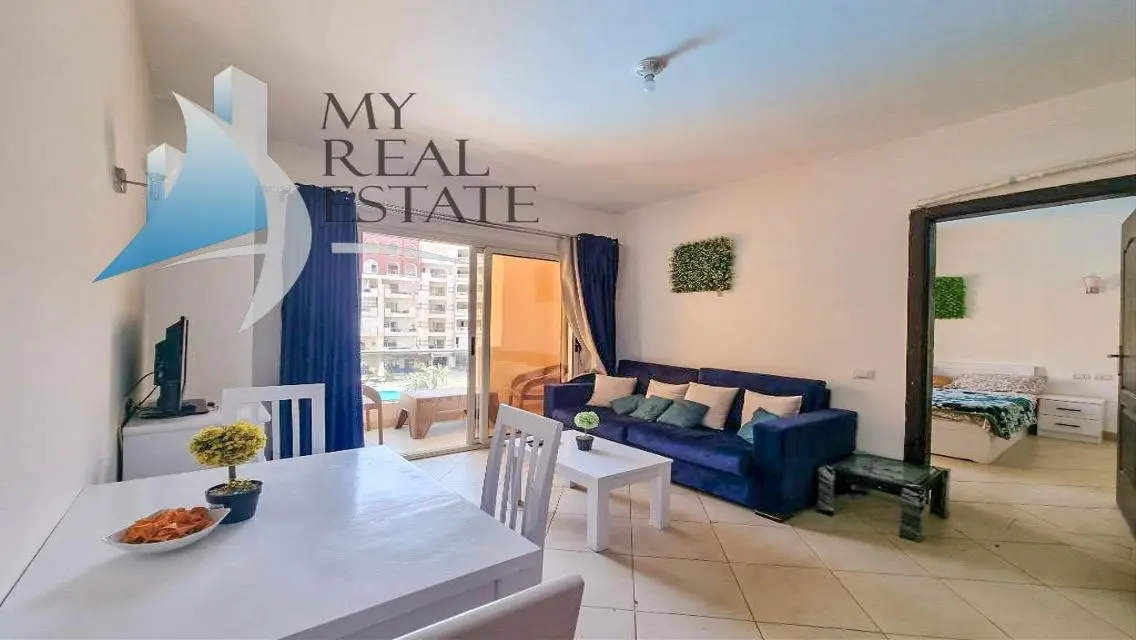 Pool view 1 bed with free beach access in Florenza