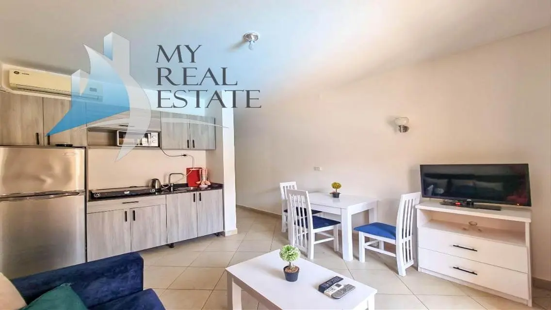 Pool view 1 bed with free beach access in Florenza