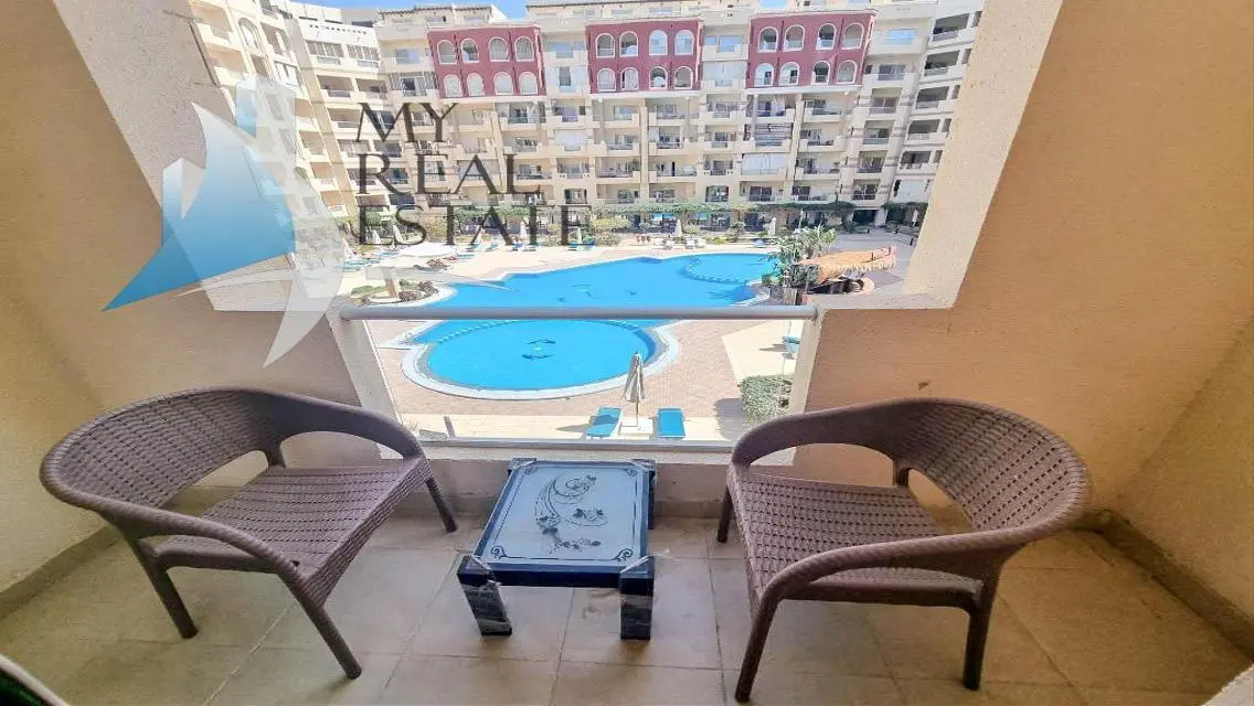 Pool view 1 bed with free beach access in Florenza