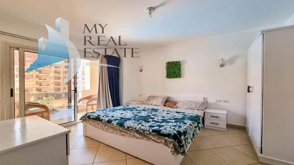 Pool view 1 bed with free beach access in Florenza