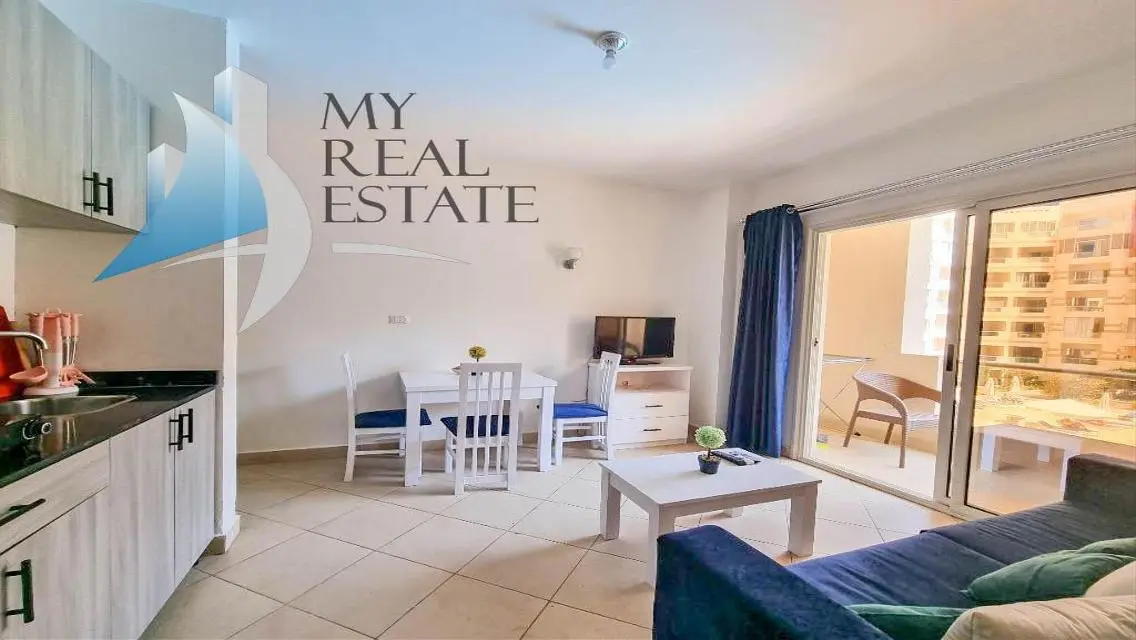 Pool view 1 bed with free beach access in Florenza