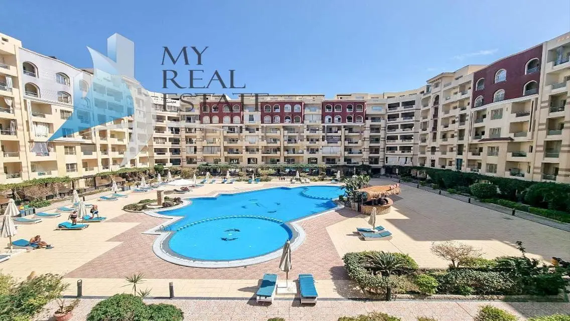 Pool view 1 bed with free beach access in Florenza