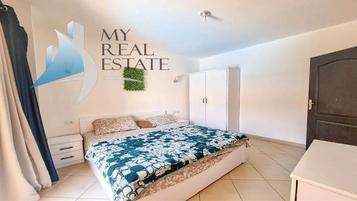 Pool view 1 bed with free beach access in Florenza