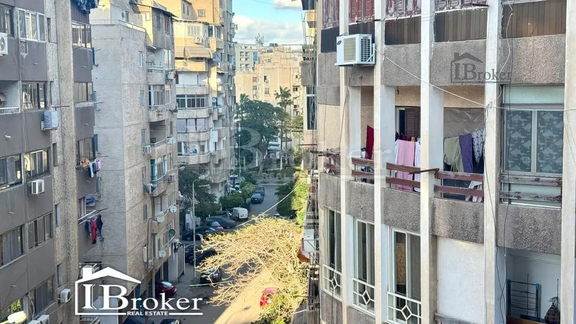 للبيع سموحة ( 120م )خطوات من زهران .