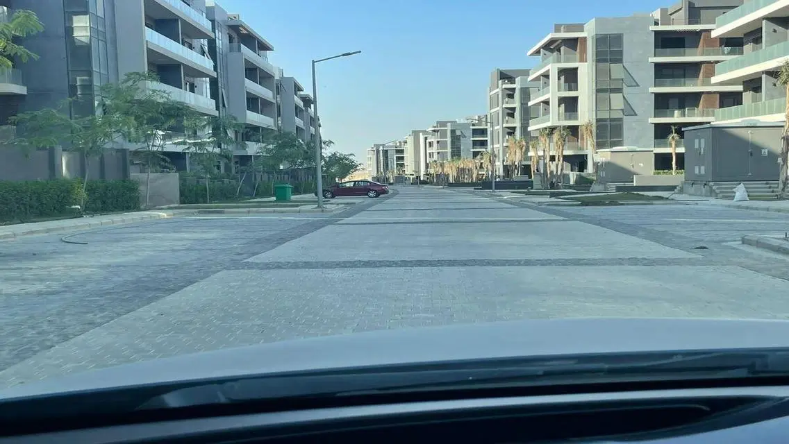 شقة متشطبة بمقدم10% بحديقة خاصة في كمبوند الباتيو