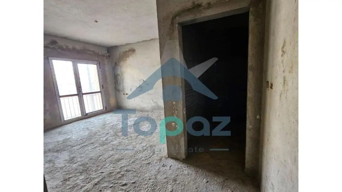 شقة ارضى بحديقة نصف تشطيب للبيع في كورت يارد سوديك