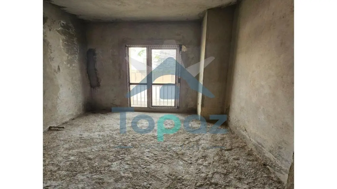 شقة ارضى بحديقة نصف تشطيب للبيع في كورت يارد سوديك