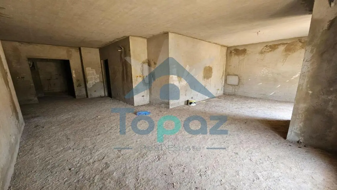 شقة ارضى بحديقة نصف تشطيب للبيع في كورت يارد سوديك