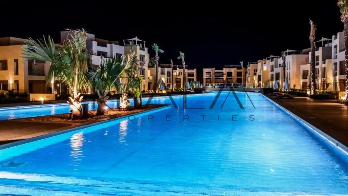 بنتهاوس متشطب بالكامل يطل علي البحر ومفروش بالكامل