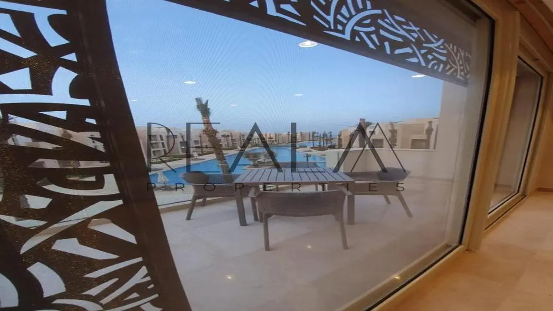 بنتهاوس متشطب بالكامل يطل علي البحر ومفروش بالكامل