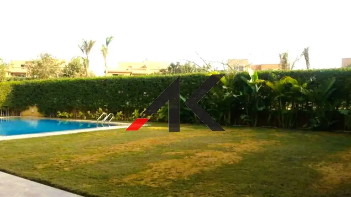 فيلا كاملة التشطيب بحمام سباحة للإيجار في بيلاجيو