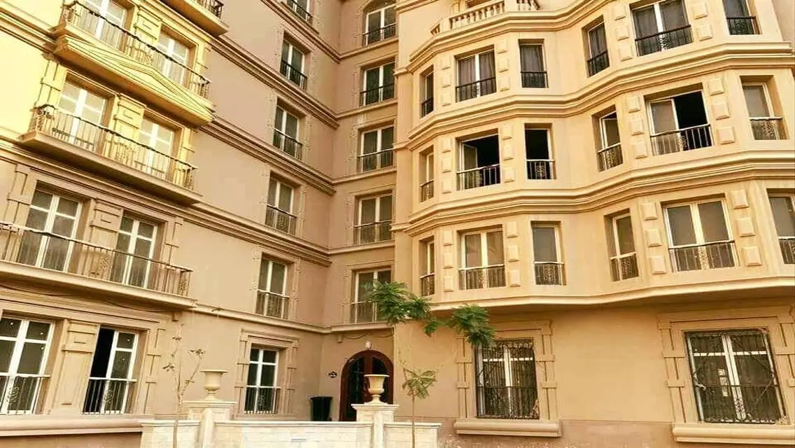 شقه ارضي بجاردن برايم لوكيشن ومتشطبه super lux
