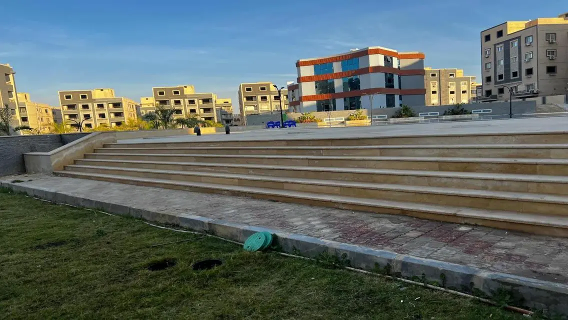 شقةاستلام فورى على بعد 3دقايق الجامعه الامريكية