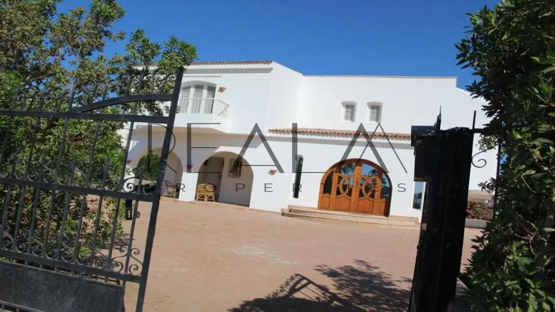 very luxurious standalone villa| installments 3Y