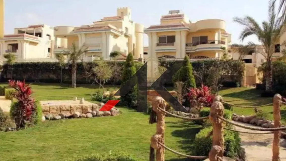 اتراكتيف فيلا بحمام سباحة للبيع في جولدن هايتس