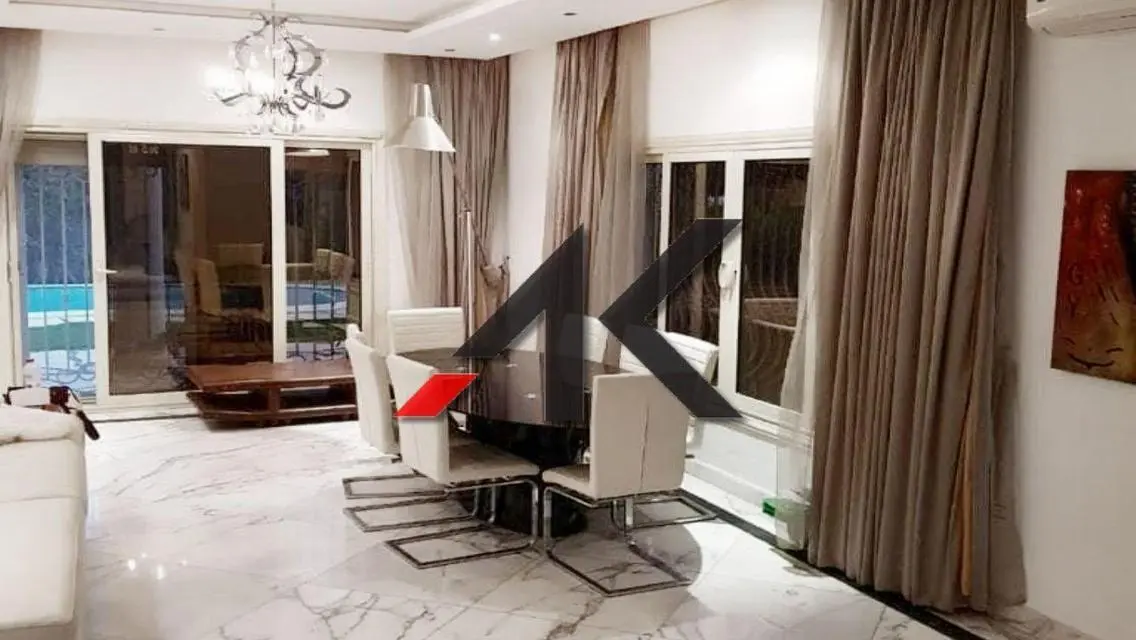 اتراكتيف فيلا بحمام سباحة للبيع في جولدن هايتس