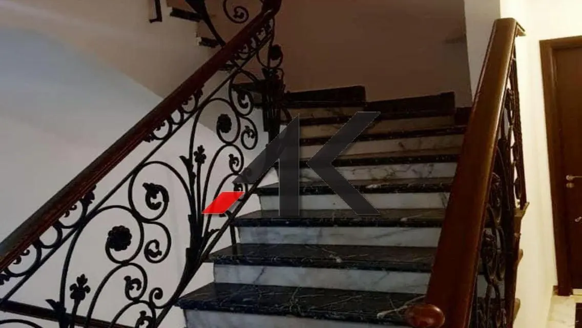 اتراكتيف فيلا بحمام سباحة للبيع في جولدن هايتس