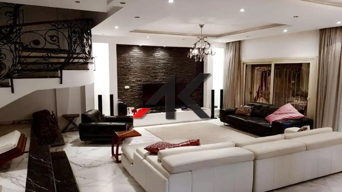 اتراكتيف فيلا بحمام سباحة للبيع في جولدن هايتس