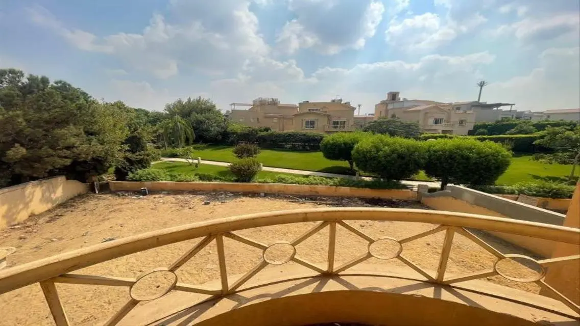 فيلا مستقله للبيع في كمبوند قطاميه هيلز بموقع مميز