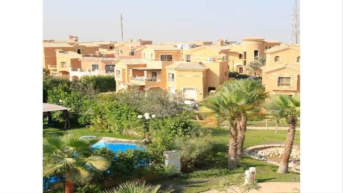 فيلا مستقله للبيع في كمبوند قطاميه هيلز بموقع مميز