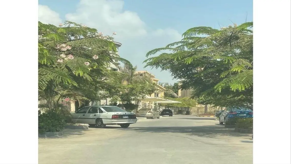 فيلا مستقله للبيع في كمبوند قطاميه هيلز بموقع مميز