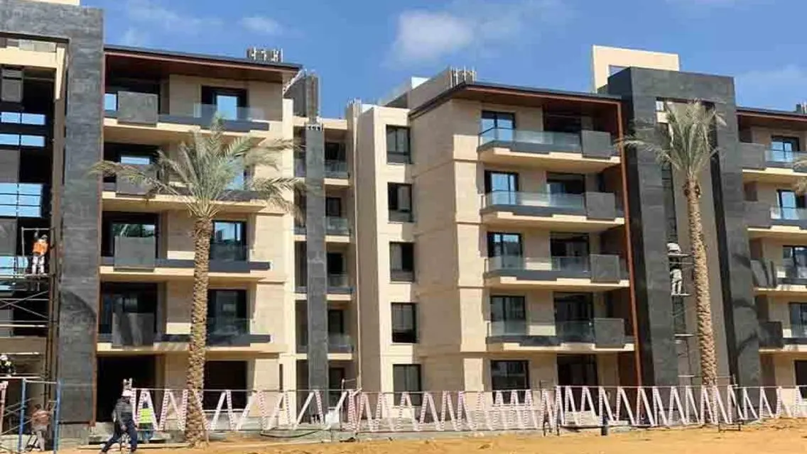 للبيع في ازاد القاهرة الجديدة دور ارضي بحديقة