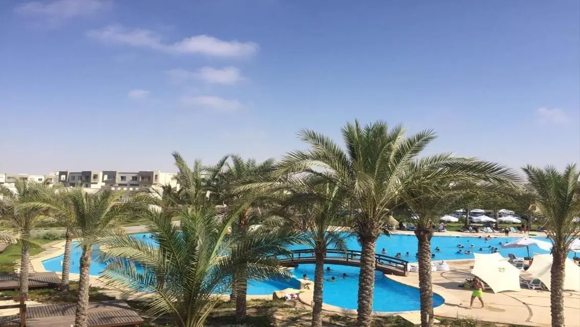 فيلا مستقله صف اول علي البحر للبيع في امواج مفروشه