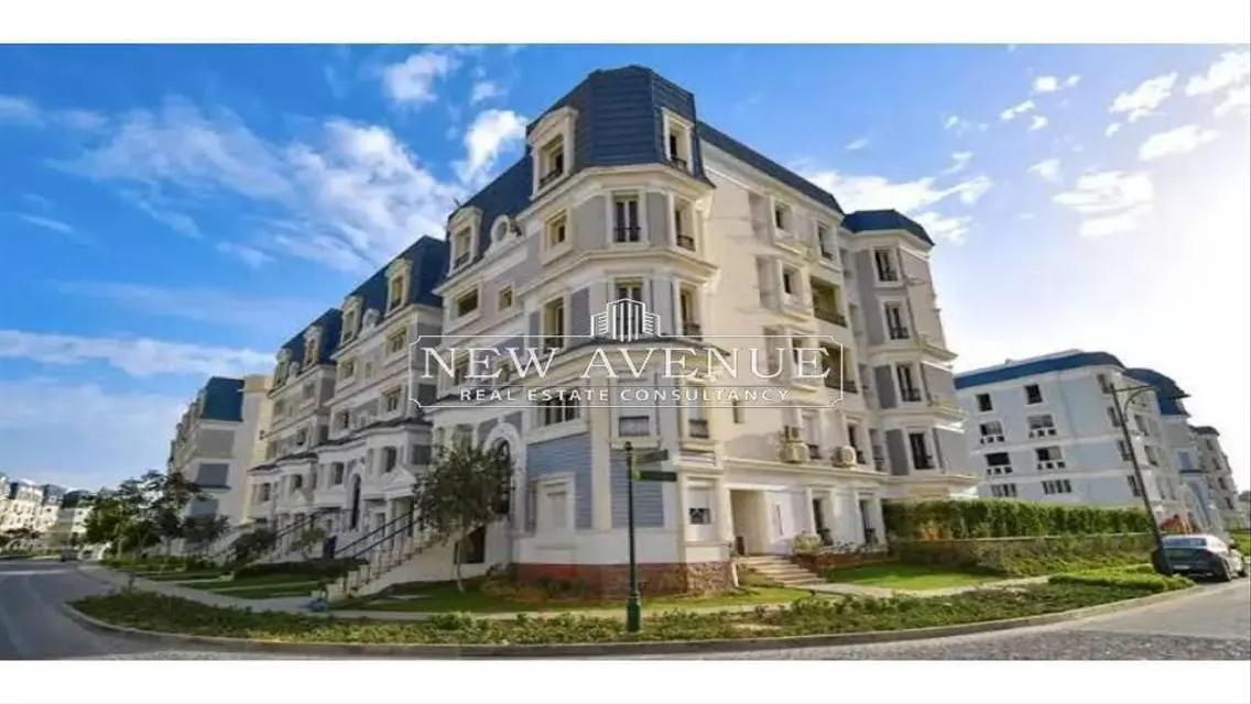 Luxurious Apartment Overlooking a Major Landmark