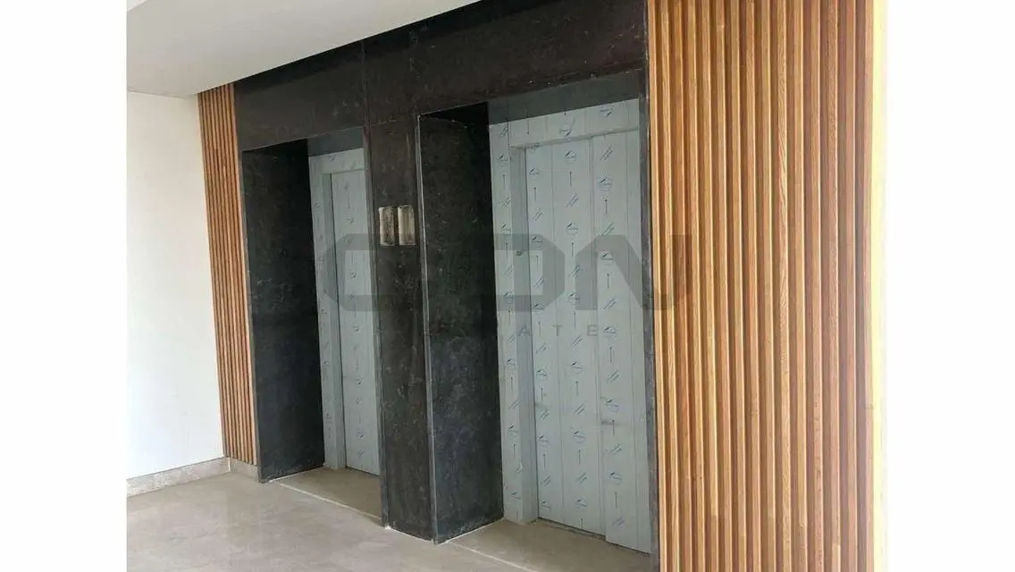 للبيع بنتهاوس بموقع مميز  في هاب تاون