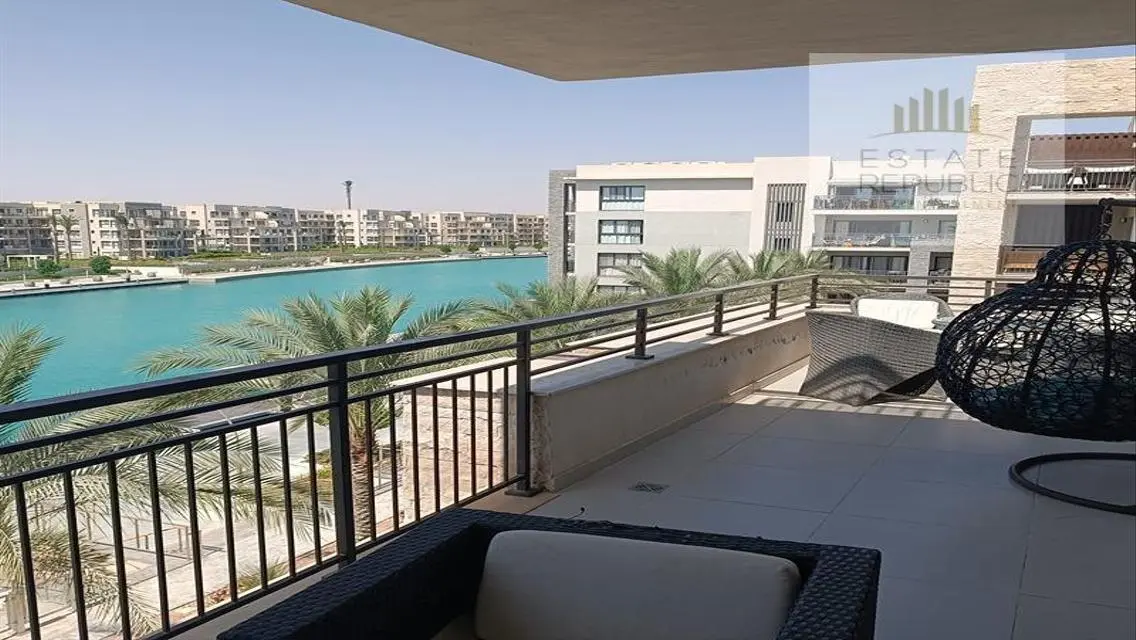 شالية للبيع دايركت علي اللاجون في مارينا مراسي