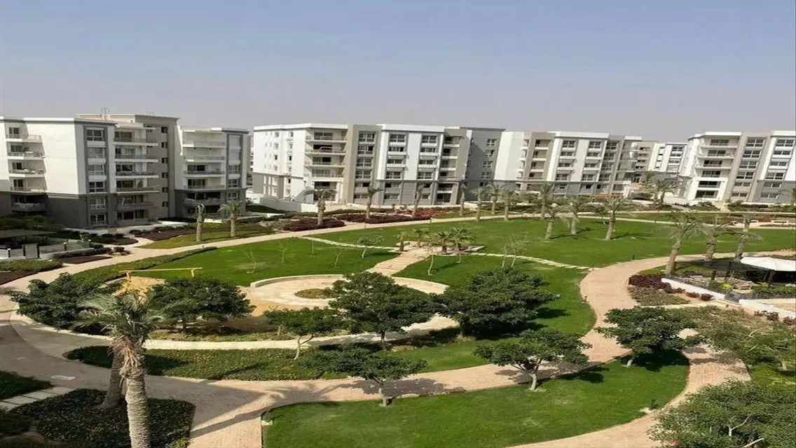 شقه للبيع في هايد بارك new cairoبالتقسيط علي 12سنه