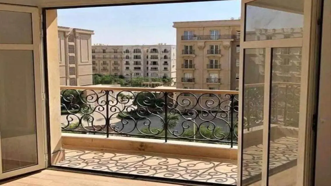 شقه للبيع في هايد بارك new cairoبالتقسيط علي 12سنه