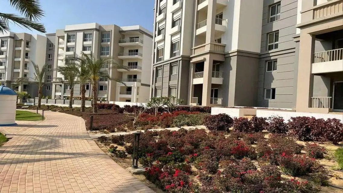 شقه للبيع في هايد بارك new cairoبالتقسيط علي 12سنه