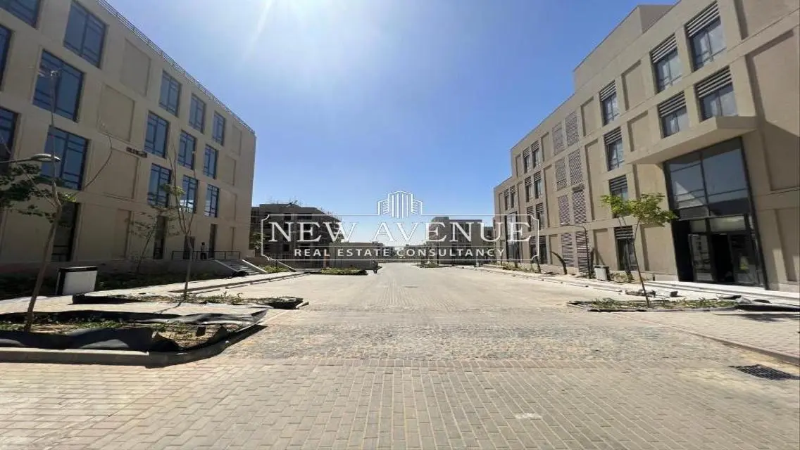 مكتب اداري 55م تشطيب كامل في District 5 للايجار