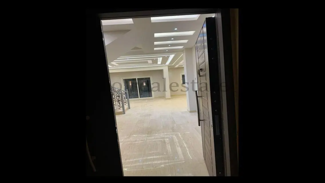 فيلا فاضيه لقطه بتشطيبات الترا لوكس اول سكن