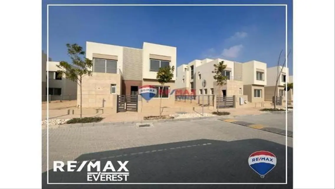 Townhouse in The Crown Palm Hills-Attractive Price