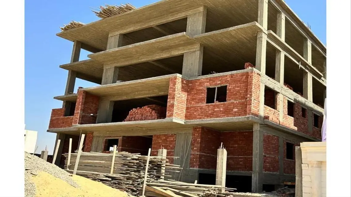 التجمع الخامس شقة للبيع على شارع رئيسي وميدان