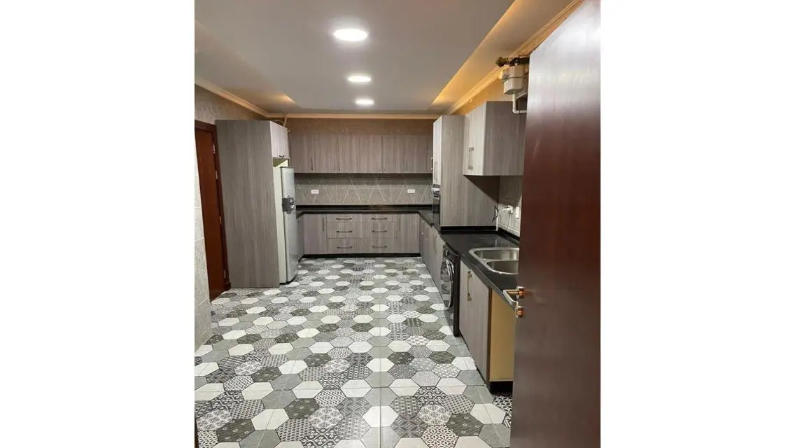 Duplex for rent in Eastown with garden finished